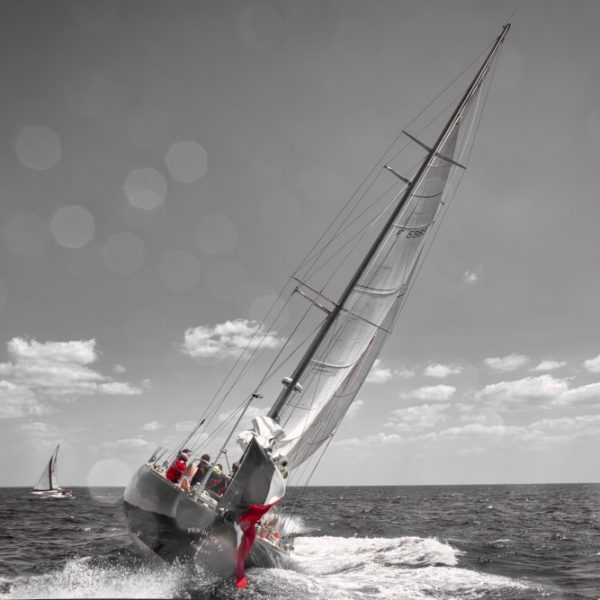 Breitling-pen Duick-EOS-Mai 231A8956 web le rouge en mer. petite voile sortie par ce grand vent avec des pointes à 30 noeuds.