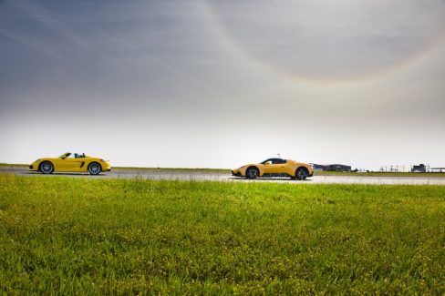 Sur le circuit de Fontenay Le Comte, des passionnés partagent leur bolide avec des enfants handicapés lors de la journée Kiwanis.