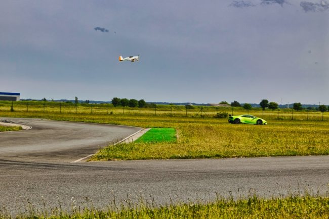 Kiwanis-Fontenay-Mai 231A8616 web Edition Kiwanis 2023. Une course entre une voiture verte de sport et un avion de tourisme lors de la journée dédiée à l'association Kiwanis à Fontenay le Comte