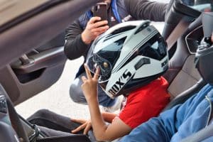 Un enfant atteint de troubles monte à bord d'un bolide de course lors de la journée Kiwanis en Vendée
