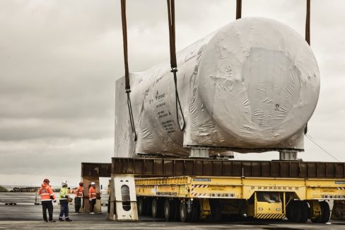 déchargement Titanesque sur le port de St Nazaire.