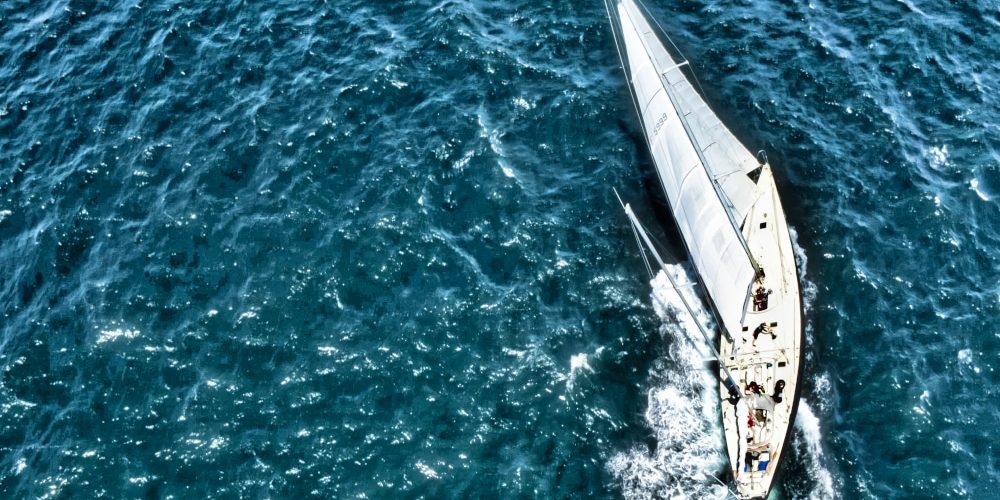 En rade de Lorient, par grand vent, vue en top-shot d'un voilier dans la rade de Lorient. Ce n'est pas n'importe quel voilier, car il s'agit du Pen Duick VI