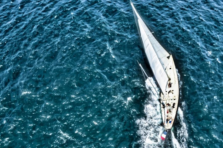 En rade de Lorient, par grand vent, vue en top-shot d'un voilier dans la rade de Lorient. Ce n'est pas n'importe quel voilier, car il s'agit du Pen Duick VI