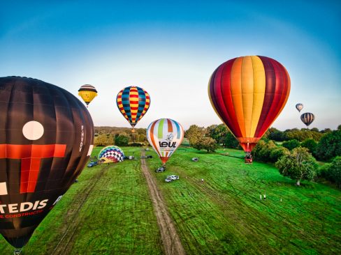 Des ballons, aérostats s'élèvent dans le ciel au profit de l'association de lutte contre la maladie de Charcot