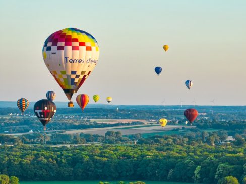 Des ballons s'envolent depuis Lohéac (35) au profit de la lutte contre la maladie de Charcot