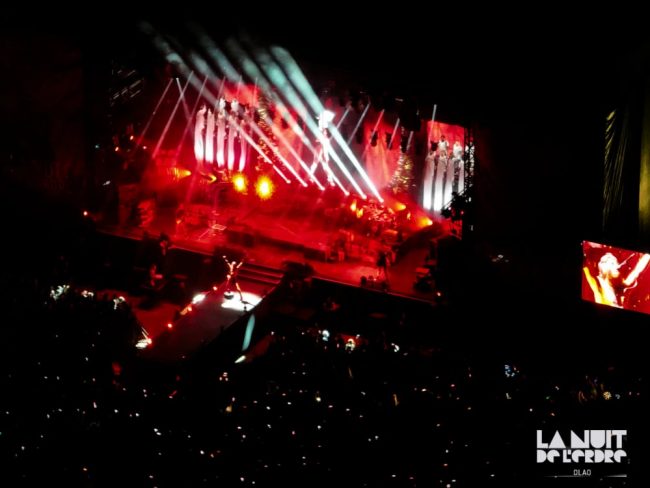 In Frah rouge est l'histoire d'une photographie aérienne prise pendant la tournée d'Adieux de Shaka Ponk, lors de l'édition 2023 de La Nuit de l'Erdre.