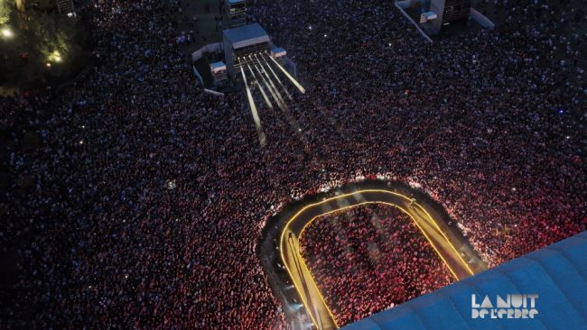 Concert du groupe Indochine lors de l'édition 2023 de la Nuit de l'Erdre. Ombres portées sur scène