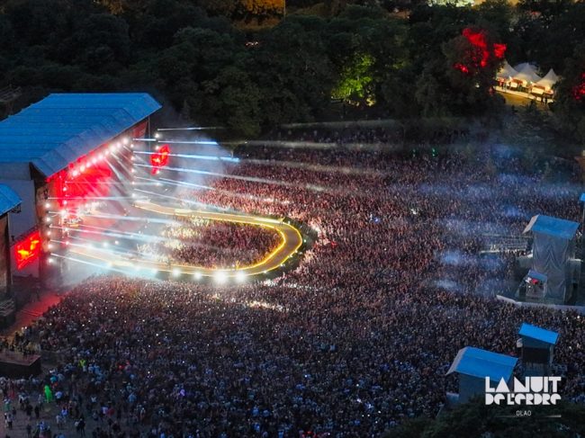 Le proscénium attend de voir la prestation d'Indochine lors de cette édition 2023 de la Nuit de l'Erdre.