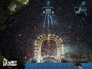 Vue aérienne au dessus de la scène où va se produire Indochine pour cette 23ème édition de la Nuit de L'Erdre. Cette photo a été choisie par l'organisation du Festival pour le clip de fin de cette édition. La foule se masse autour du proscénium.