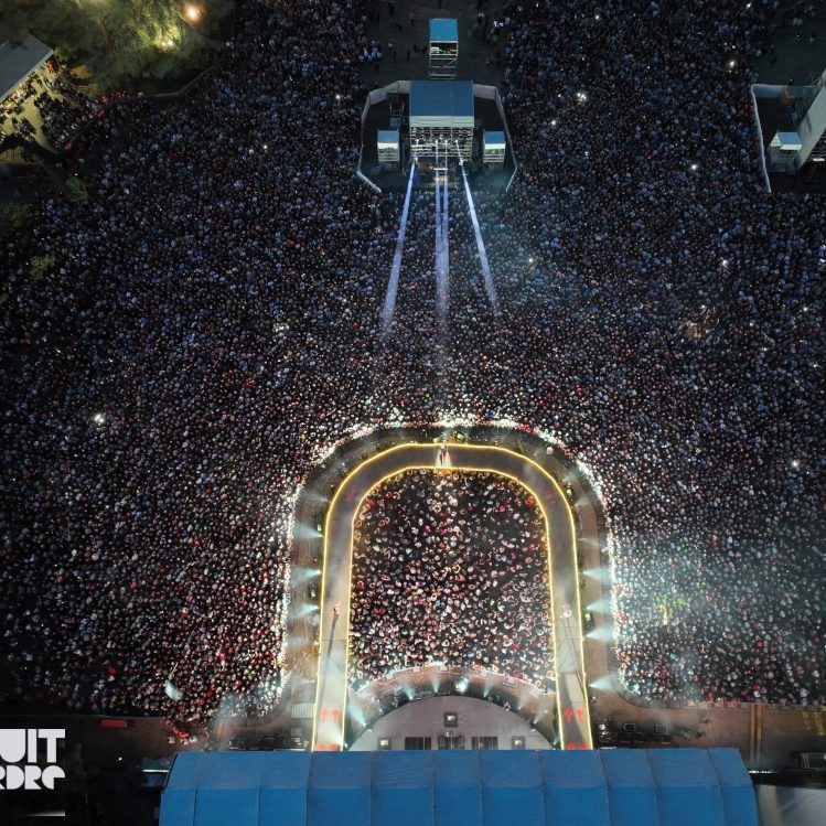 Vue aérienne au dessus de la scène où va se produire Indochine pour cette 23ème édition de la Nuit de L'Erdre. Cette photo a été choisie par l'organisation du Festival pour le clip de fin de cette édition. La foule se masse autour du proscénium.