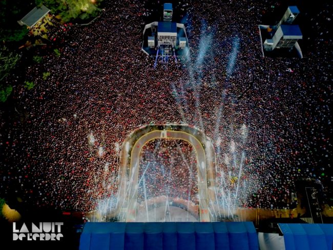 Enorme jeu de lumière sur la scène d'Indochine lors de la nuit de l'Erdre.