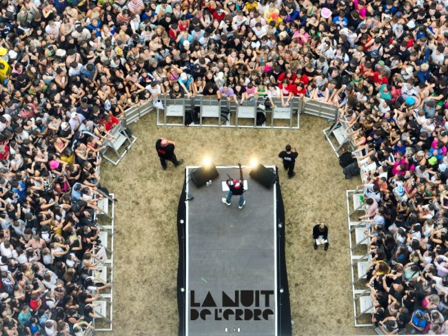 vue du dessus d'un rappeur sur la scène de la Nuit de l'Erdre lors de l'édition 2023
