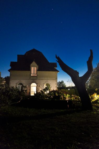 La nuit tombe rapidement au château de Manéhouarne. Le ciel est encore bleu et les premières étoiles apparaissent.
