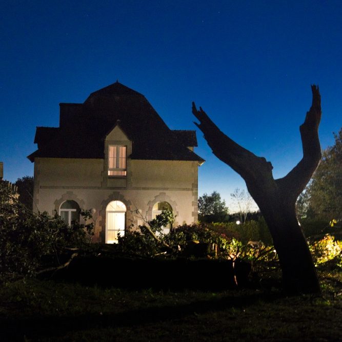 La nuit tombe rapidement au château de Manéhouarne. Le ciel est encore bleu et les premières étoiles apparaissent.