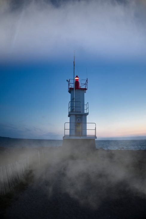 Un phare sur la côte Morbihannaise est noyé dans la brume.