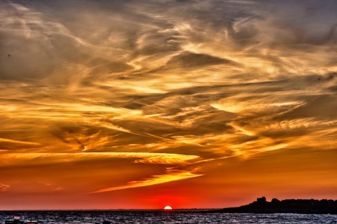 Le soleil rouge se couche en baie de Kerroc'h à proximité de Lorient