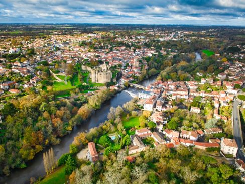 Au petit matin avec un soleil encore bas mais qui réchauffe les coeurs et les mains, une petite vue du château de Clisson