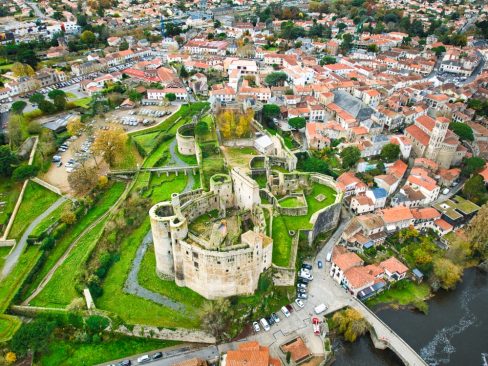 Vue aérienne du château de Clisson en Loire Atlantique