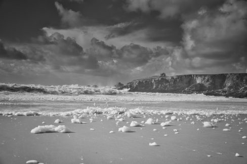 Tempête d'écumes sur la côte sauvage à Portivy sur la presqu'ile de Quiberon. Le ciel est tumultueux.
