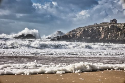 sous les vagues à la côte sauvage.
