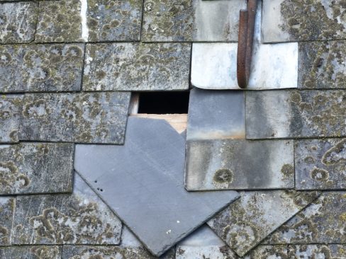 L'inspection par drone permet aujourd'hui de bien identifier et répertorier les défauts rencontrés dans des endroits inaccessibles comme ici une toiture de château.