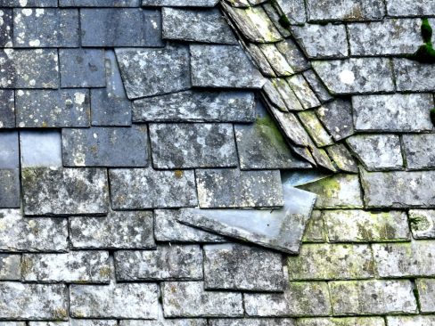 inspection par drone d'un monument en cours de restauration. Chaque recoin de la toiture sera inspecté.