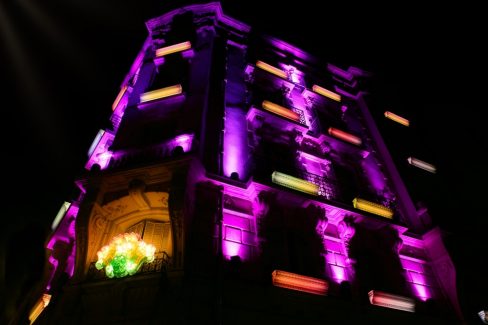 A sa manière Nantes a décidé de célébrer Noël dans des tons pastels. Le voyage en Hiver, au delà de la polémique est un essai. Alors, transformé ou pas ? Voici le début d'une petite série sur Noël à Nantes.