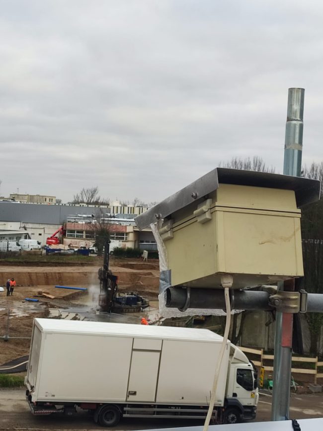Timelapse autonome une caméra est installée sur un toit à proximité du chantier à Saint Nazaire