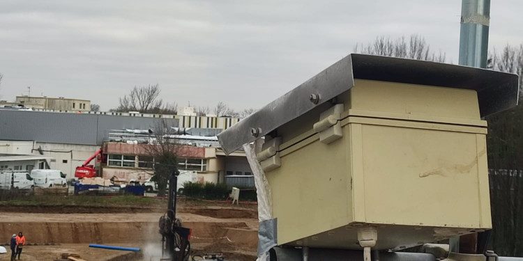 une caméra est installée sur un toit à proximité du chantier à Saint Nazaire