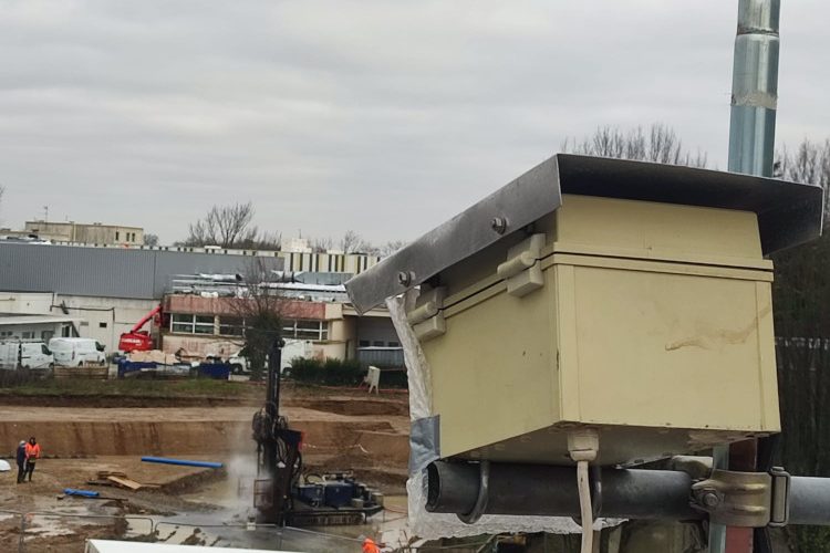 une caméra est installée sur un toit à proximité du chantier à Saint Nazaire