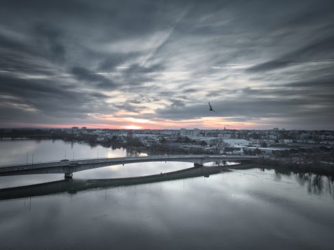 Vue aérienne du pont des 3 continents 0 nantes lors d'un lever de soleil en Janvier