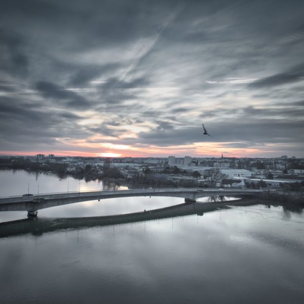 Pont des 3 continents Vue aérienne du pont des 3 continents 0 nantes lors d'un lever de soleil en Janvier
