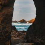 La célèbre arche de la presqu'île de Quiberon, lors d'un temps agité