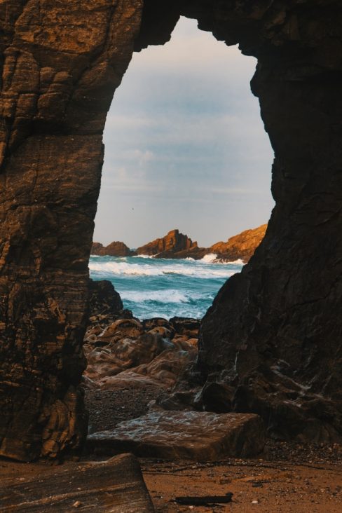 La célèbre arche de la presqu'île de Quiberon, lors d'un temps agité