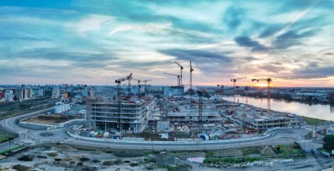 Le chantier du futur CHU de Nantes un matin de Janvier. Les bâtiments poussent désormais très vite, et petit à petit les grues vont quitter le chantier. Vous pouvez vous amuser à les compter.