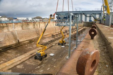La structure est en train d'être installée par Bouygues dans la forme Joubert à Saint Nazaire. Au bout de ces bras d'acier, 26 tonnes en suspension pour quelques semaines.