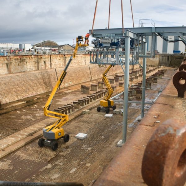 installation de la structure La structure est en train d'être installée par Bouygues dans la forme Joubert à Saint Nazaire. Au bout de ces bras d'acier, 26 tonnes en suspension pour quelques semaines.