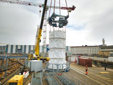 Sur le port de Saint Nazaire, premier test de déploiement de la membrane anti-bruit avant son installation dans la Forme Joubert
