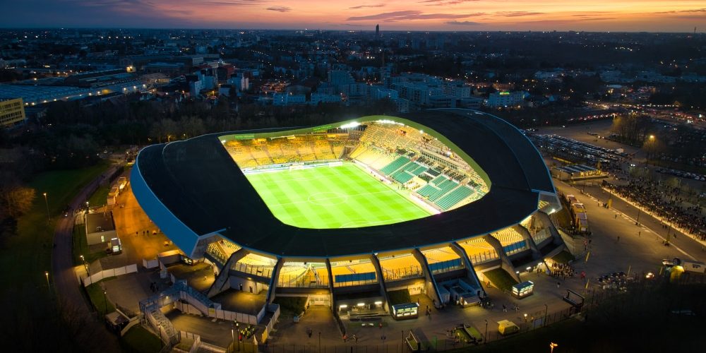 Sunrise sur la Beaujoire Le soleil se couche sur la Beaujoire en ce soir de match. Les portes du stade ne sont pas encore ouvertes et la foule se masse pour assister au match Nantes-PSG. droit à l'image réservé.