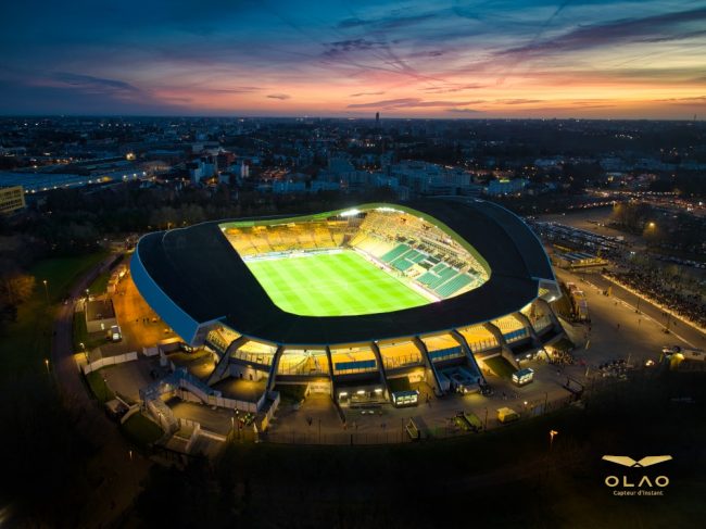 Sunrise sur la Beaujoire Le soleil se couche sur la Beaujoire en ce soir de match. Les portes du stade ne sont pas encore ouvertes et la foule se masse pour assister au match Nantes-PSG. droit à l'image réservé.