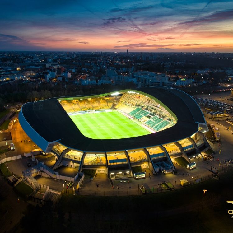 Le soleil se couche sur la Beaujoire en ce soir de match. Les portes du stade ne sont pas encore ouvertes et la foule se masse pour assister au match Nantes-PSG. droit à l'image réservé.