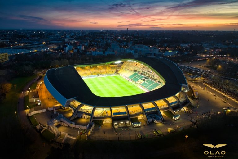 Le soleil se couche sur la Beaujoire en ce soir de match. Les portes du stade ne sont pas encore ouvertes et la foule se masse pour assister au match Nantes-PSG. droit à l'image réservé.