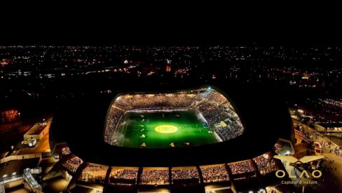 La Beaujoire est pleine comme un oeuf pour la réception du match de football entre Nantes et le PSG. Prestation Photo/vidéo par drone