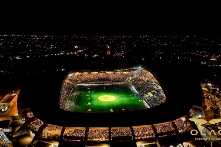 La Beaujoire est pleine comme un oeuf pour la réception du match de football entre Nantes et le PSG. Prestation Photo/vidéo par drone