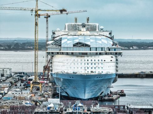 Dans un des bassins du chantier de Penhouët à Saint-Nazaire un de derniers paquebots de la classe MSC entame une des dernières phases de construction.