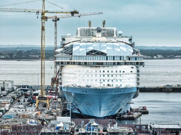 Dans un des bassins du chantier de Penhouët à Saint-Nazaire un de derniers paquebots de la classe MSC entame une des dernières phases de construction.