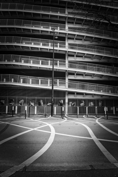 les spaghettis du boulevard Léon Bureau à Nantes vont disparaître prochainement. Pour mieux réapparaitre ? Nous on adore. Cela devient ludique pour les enfants de traverser dans les "clous".