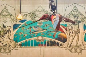 Un colibri s'envole dans la galerie des machines à Nantes