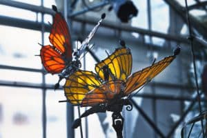 Des papillons métalliques dans la galerie des machines.
