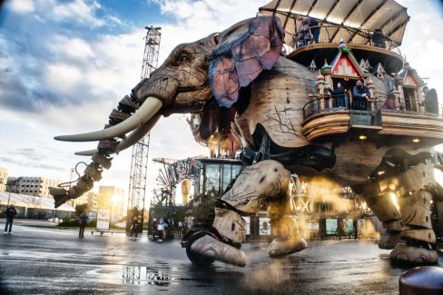 L'éléphant des machines sous les rayons du soleil. et oui, il vient de temps en temps.